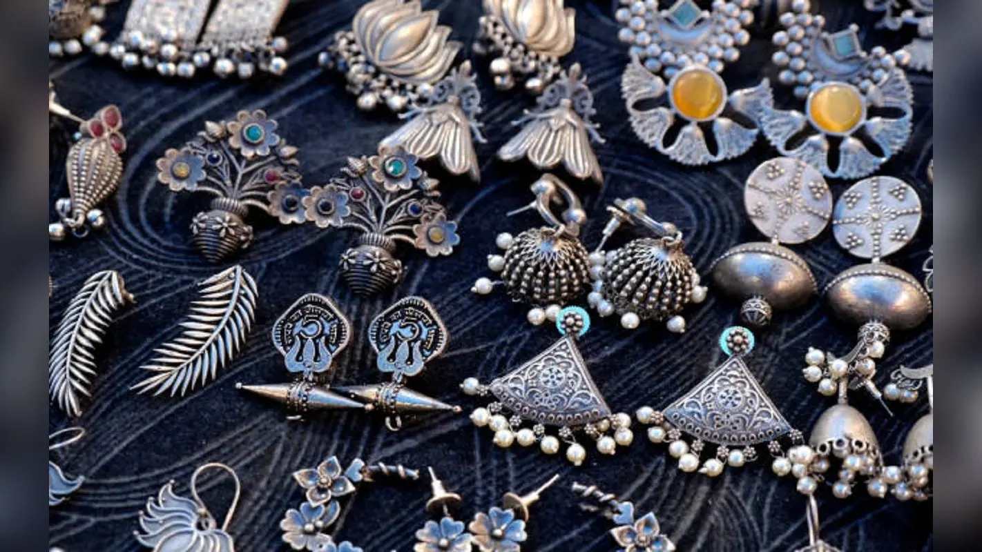 Fashion Tips: सामान्य बैग से हटकर हैं ये ट्रेंडी बैग, आपकी स्टाइल को देंगे फ्रेश लुक