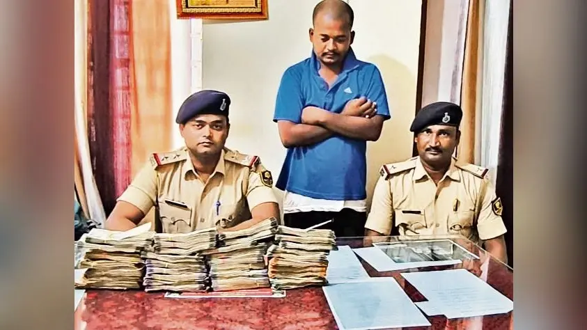 बरहिमा टोल टैक्स पर 9.13 लाख कैश के साथ युवक गिरफ्तार