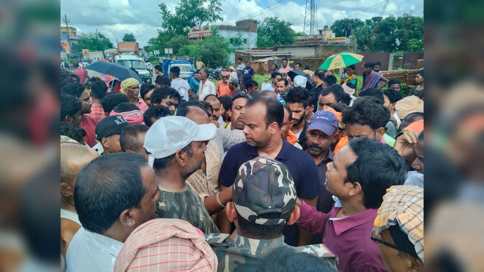 हादसे में घायल वृद्ध ने तोड़ा दम, आक्रोशित परिजनों व ग्रामीणों की सड़क जाम