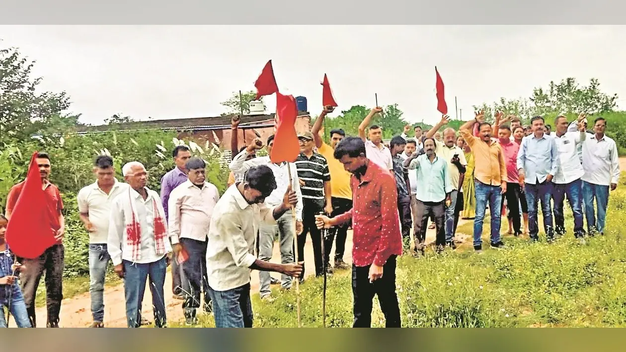Ranchi News : एचइसी परिसर में प्रस्तावित होटल की जमीन पर विस्थापितों ने गाड़ा झंडा