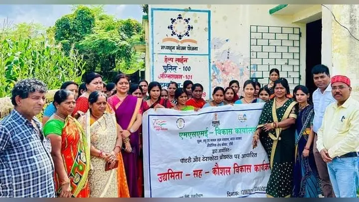 कारीगरों को दी जा रही है उन्नत तकनीक की जानकारी