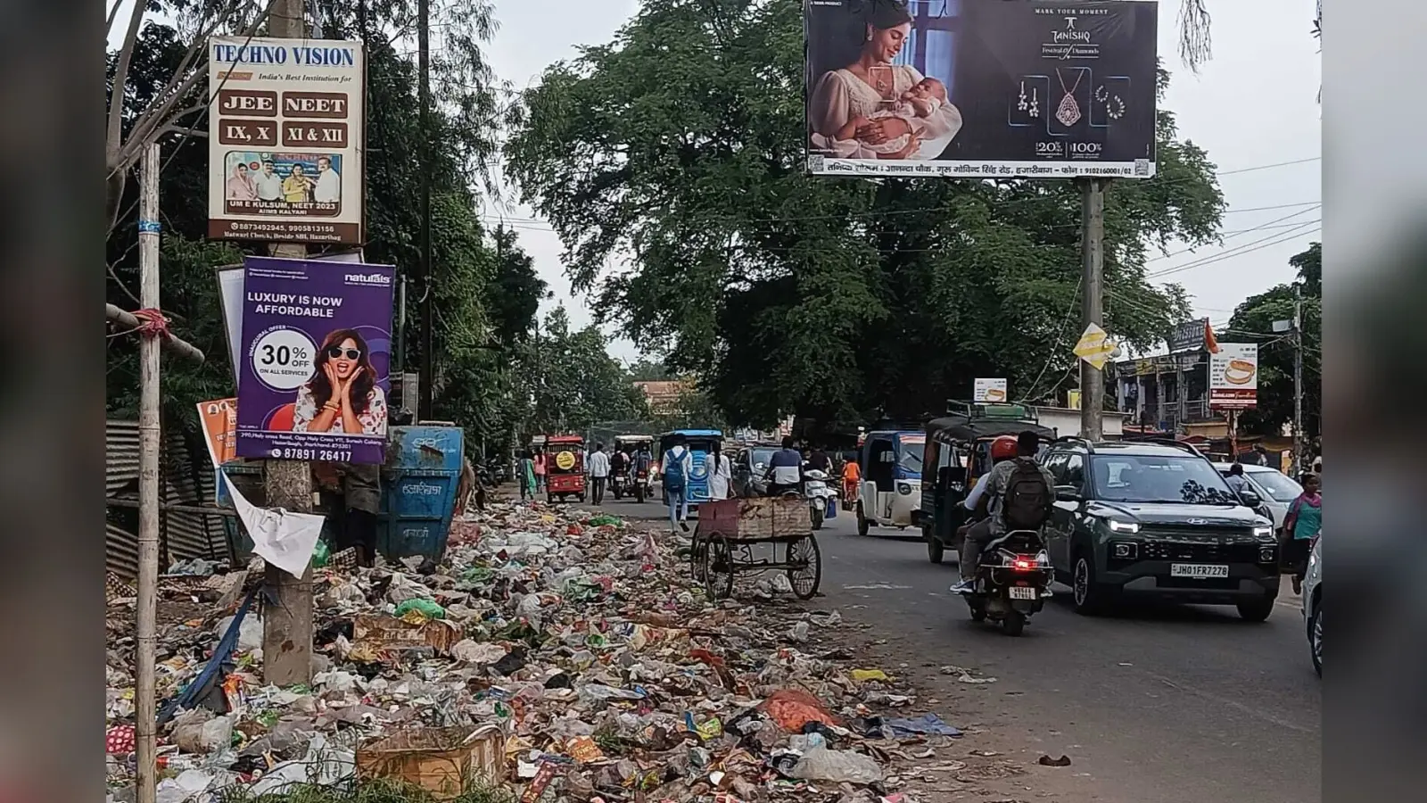 घरों का कचरा सड़कों पर, शहर जाम
