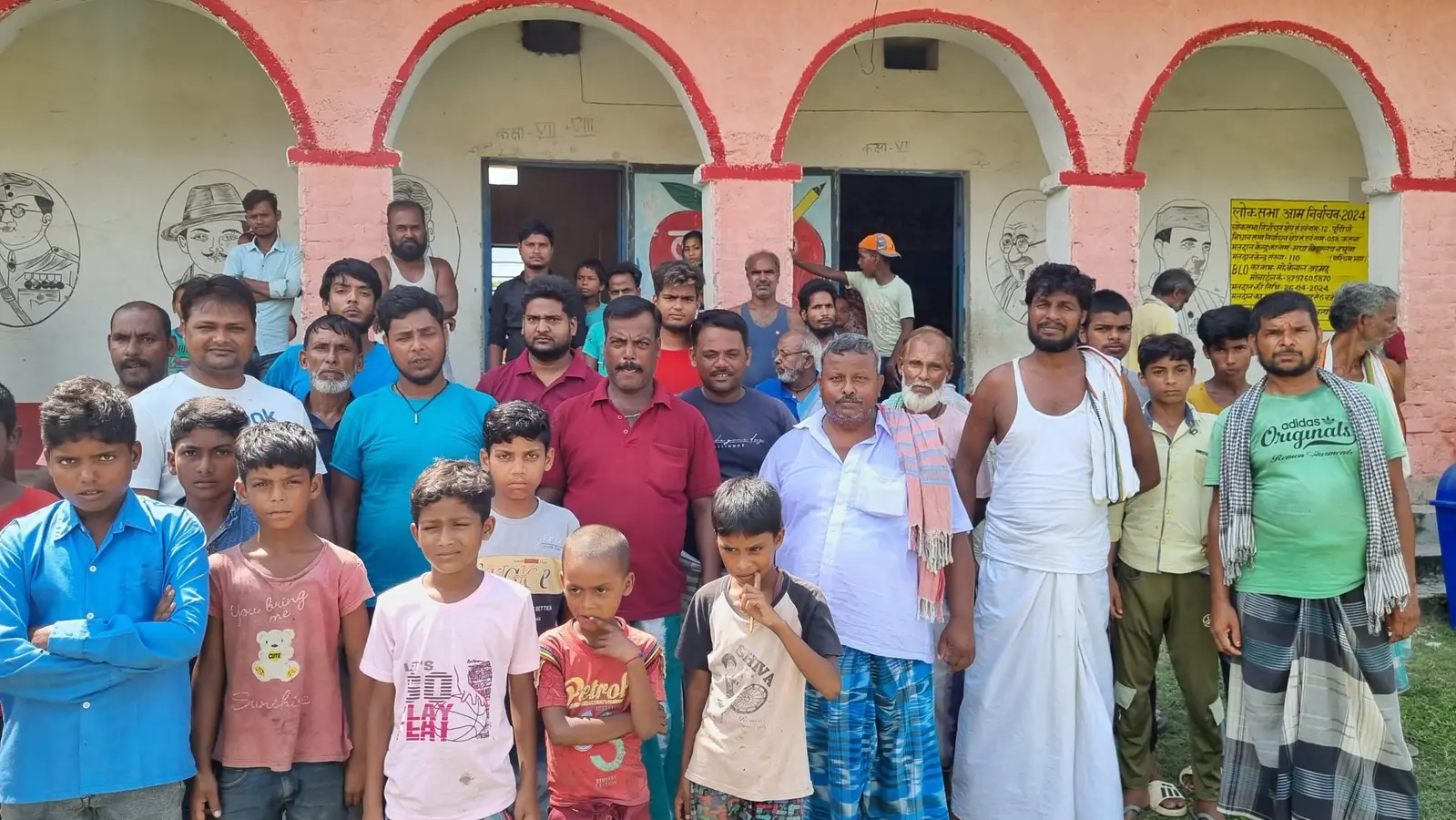 मध्य विद्यालय बघवा में शीशम पेड़ काटने पर हंगामा
