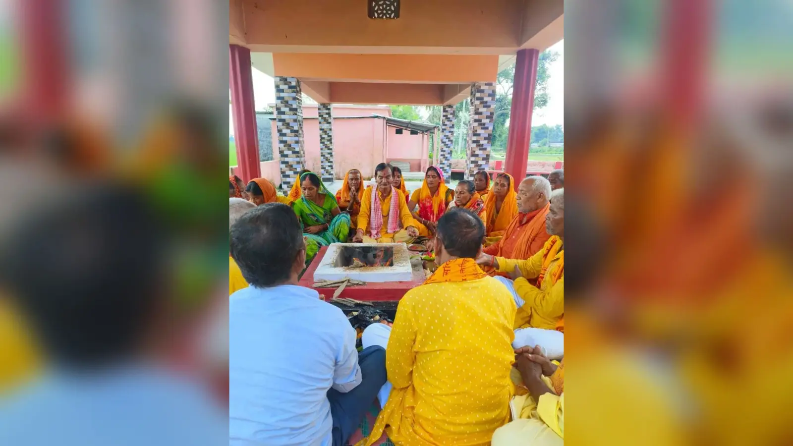 वर्षा नहीं होने से धान की खेतों पर पड़ रही दरार, सूख रही फसलों को बचाने के लिए की गयी पूजा