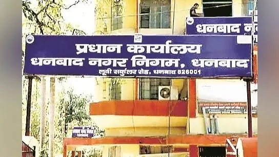 काम जल्दी कराना है, तो गोलू जी से बात कर लीजिये, वही सर्वेसर्वा हैं, पूछें तो कहिएगा संजय भइया बोले हैं फोन करने