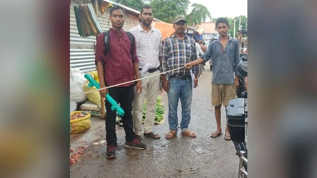 बड़हरा गुदड़ी हाट से अतिक्रमण हटाने को चल रही जमीन की मापी