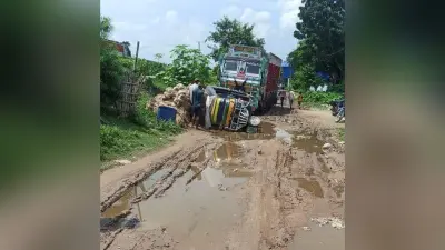 सर्विस रोड जर्जर, आवागमन में हो रही परेशानी