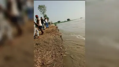 एक दर्जन से अधिक परिवार का घर कटकर नदी में विलीन