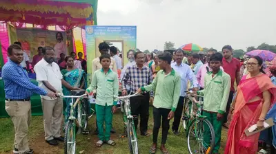 स्कूली बच्चों के बीच साइकिल का किया गया वितरण