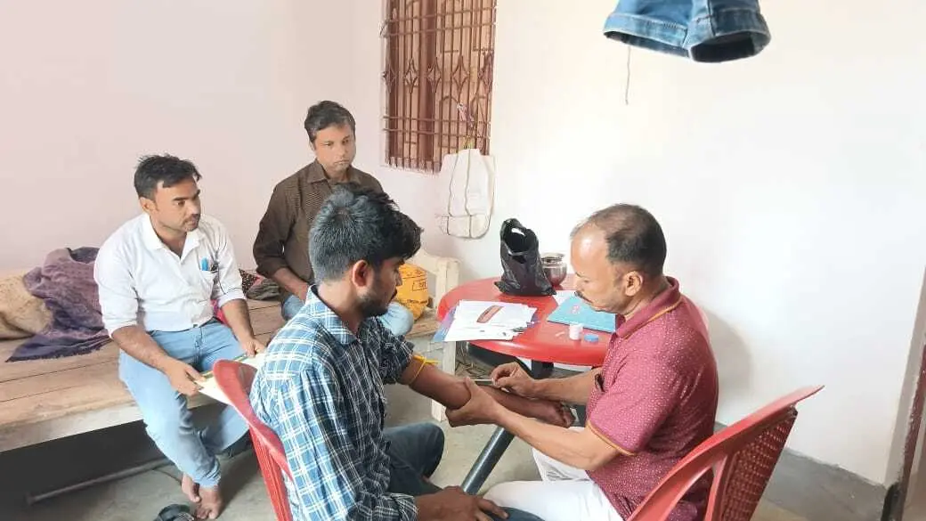 डेंगू के तीन संभावित मरीज मिलने के बाद पहुंची स्वास्थ्य विभाग की टीम, एलाइजा टेस्ट के लिए लिया सैंपल