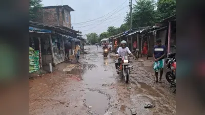 फुलबरिया बाजार जाने वाली सड़क कीचड़ में तब्दील जल निकासी की मांग