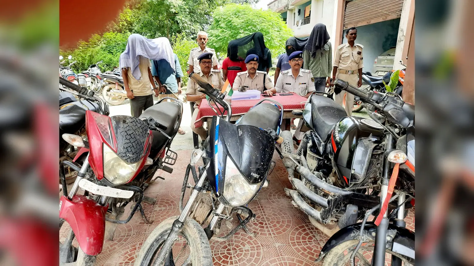 Motihari news: पांच बाइक के साथ दो मुख्य सरगना समेत छह चोर गिरफ्तार