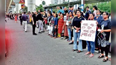 सीनियर डॉक्टरों ने मानव श्रृंखला बना जताया विरोध