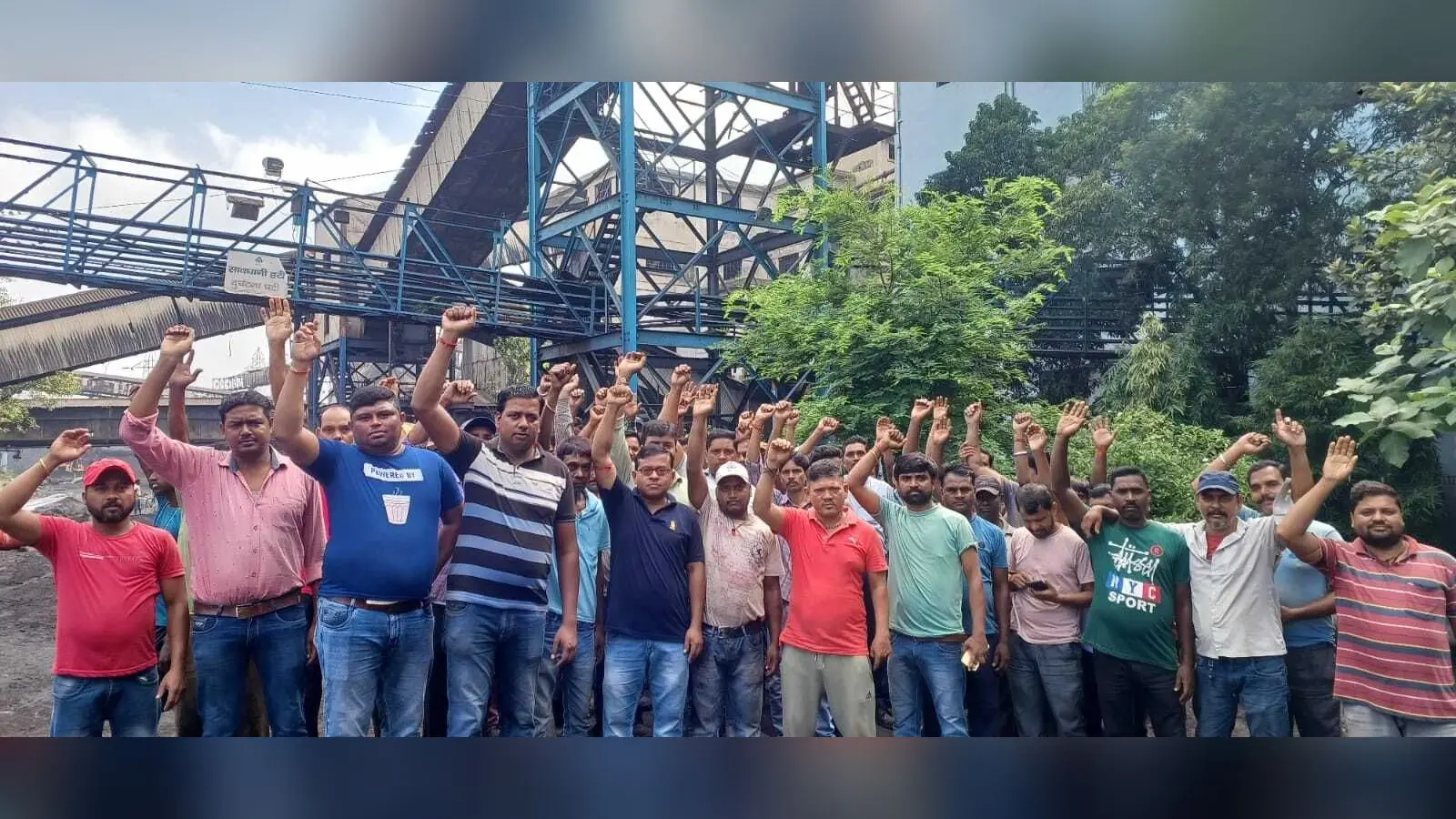 ठेका मजदूरों का सेल चासनाला वाशरी के समक्ष प्रदर्शन