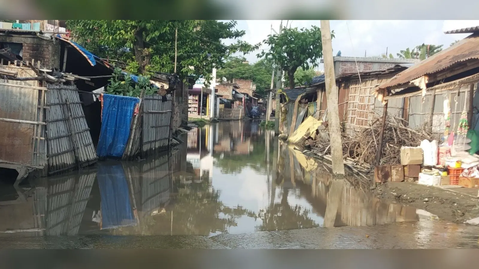 हल्की बारिश में बड़हरा व वासुदेवपुर बाजार की स्थिति नारकीय