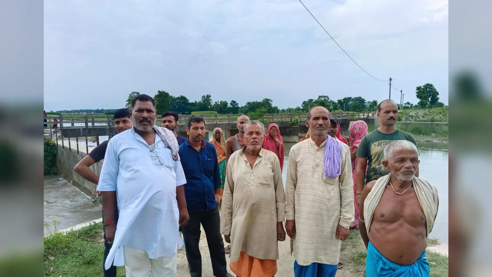 पुल निर्माण की मांग को लेकर ग्रामीणों ने जताया विरोध