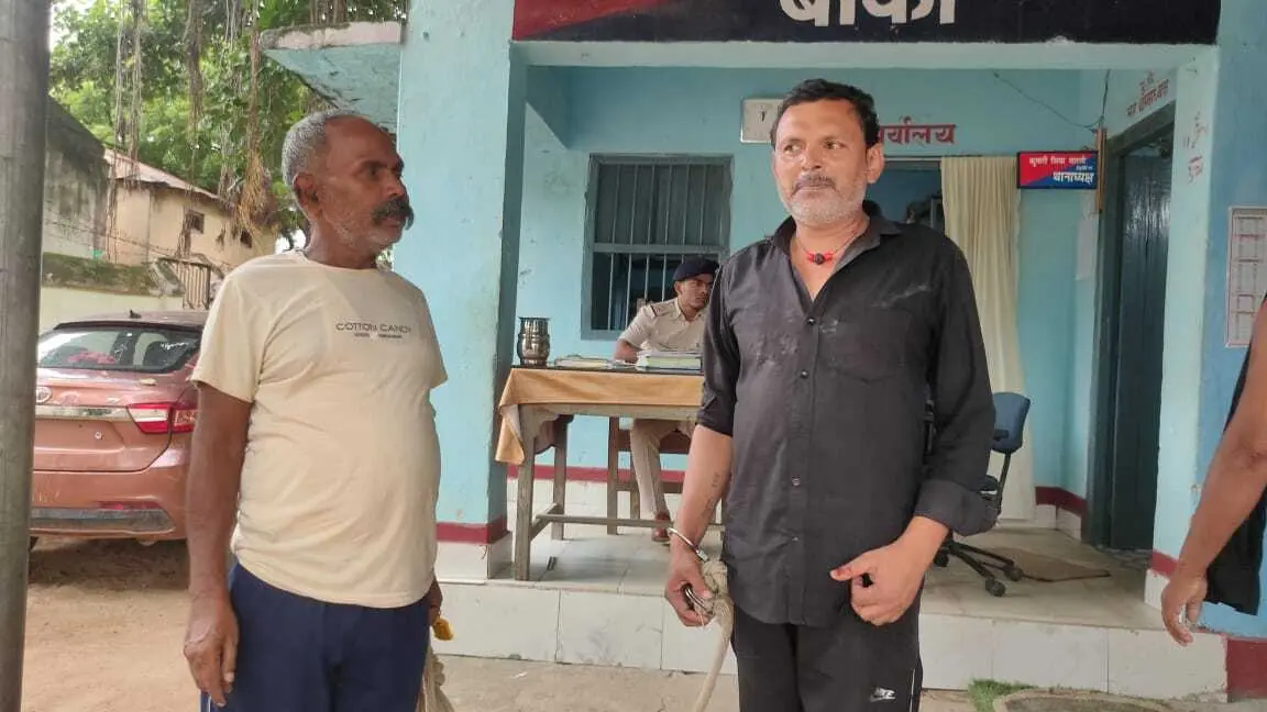 12 लीटर देसी शराब के साथ तस्कर गिरफ्तार