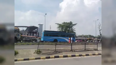 रेलवे स्टेशन के सामने एनएच 27 पर बस खड़ी कर यात्री उतारने व चढ़ाने से बढ़ी दुर्घटना की आशंका