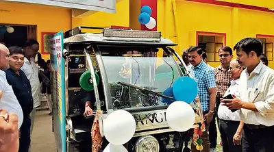राष्ट्रीय कृमि मुक्ति दिवस पर डीएम ने छात्राओं को खिलायी कृमिनाशक अल्बेंडाजोल
