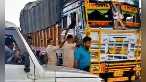 परिवहन विभाग के बलथरी चेकपोस्ट पर मालवाहक वाहनों से अवैध वसूली का वीडियो वायरल, डीएम ने दिये जांच के आदेश