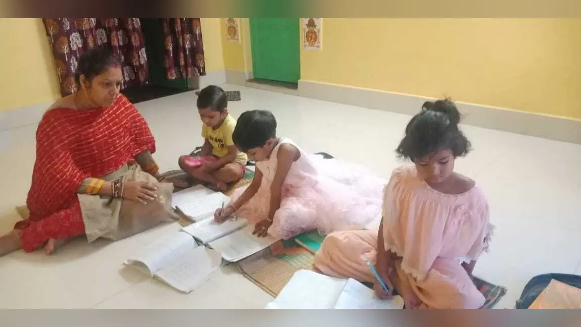 Rourkela News : रेलनगरी बंडामुंडा में शिक्षा की अलख जगा रहीं दिव्यांग रीना रॉय