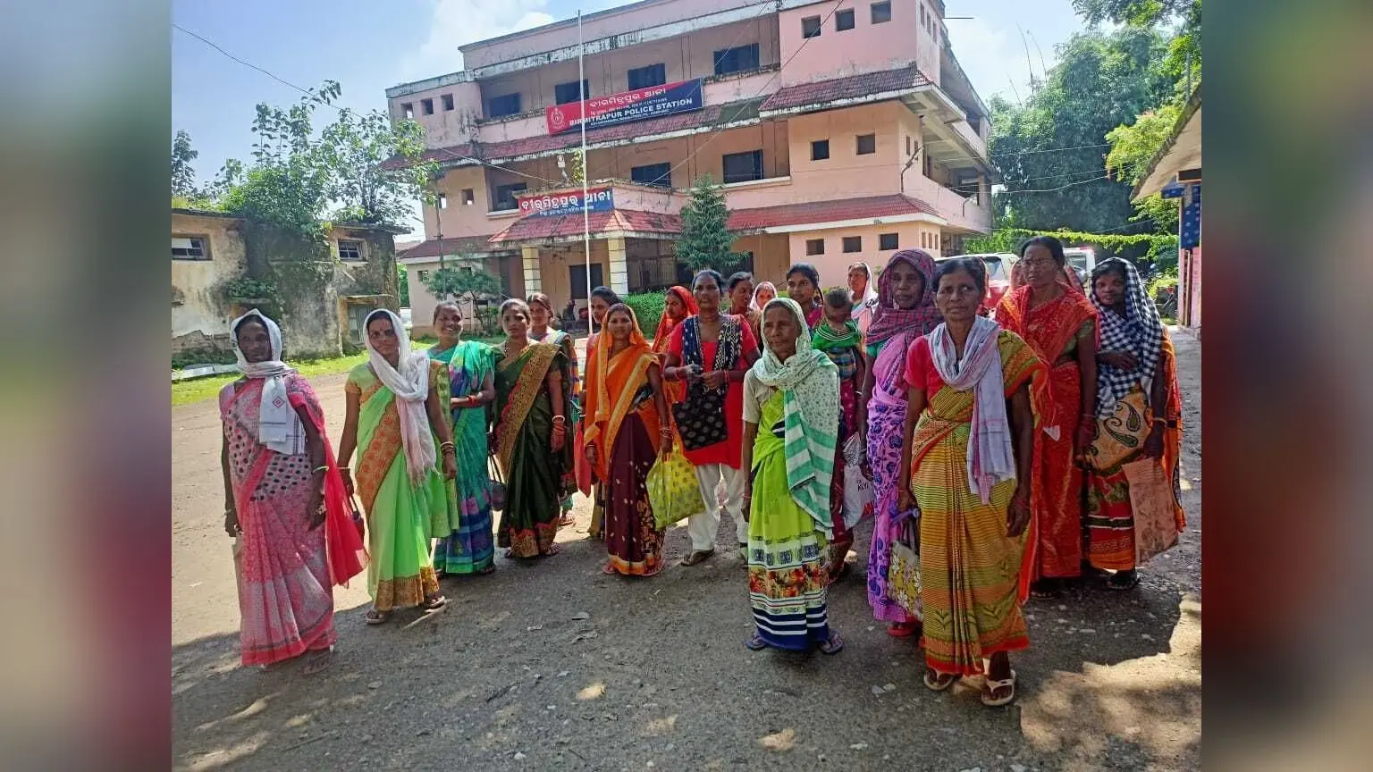 Rourkela News : बिरमित्रपुर में शराब माफिया के विरुद्ध महिलाओं ने खोला मोर्चा, सौंपा ज्ञापन