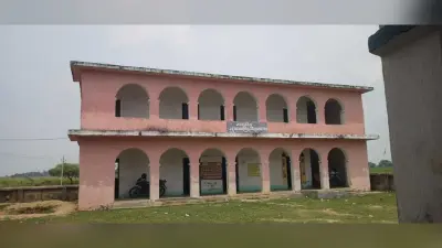 जर्जर भवन के दो कमरे में अपना भविष्य संवार रहे नौनिहाल, शौच लगने पर जाते हैं घर