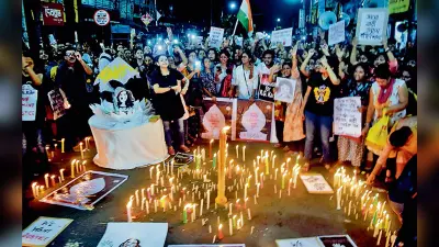 लाइट बंद कर व मोमबत्ती जलाकर आरजी कर कांड के खिलाफ जताया विरोध