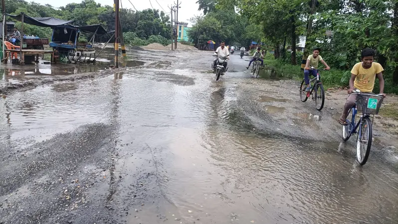 झमाझम बारिश से सड़कों पर जल जमाव, लोगों की बढ़ी परेशानी