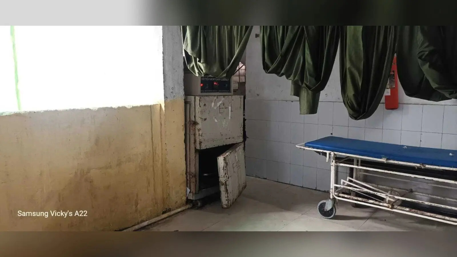 एसएनएमएमसीएच : इमरजेंसी के फ्रीजर का दरवाजा खराब, शाम में शव रखे जा रहे बाहर, बदबू से घुट रहा दम