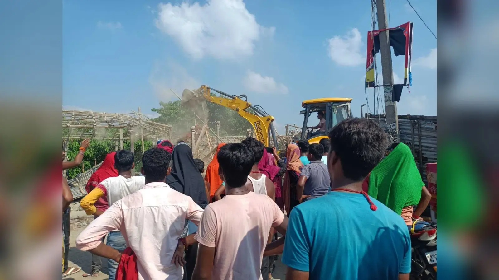 गंडोल में प्रशासन ने चलाया बुलडोजर