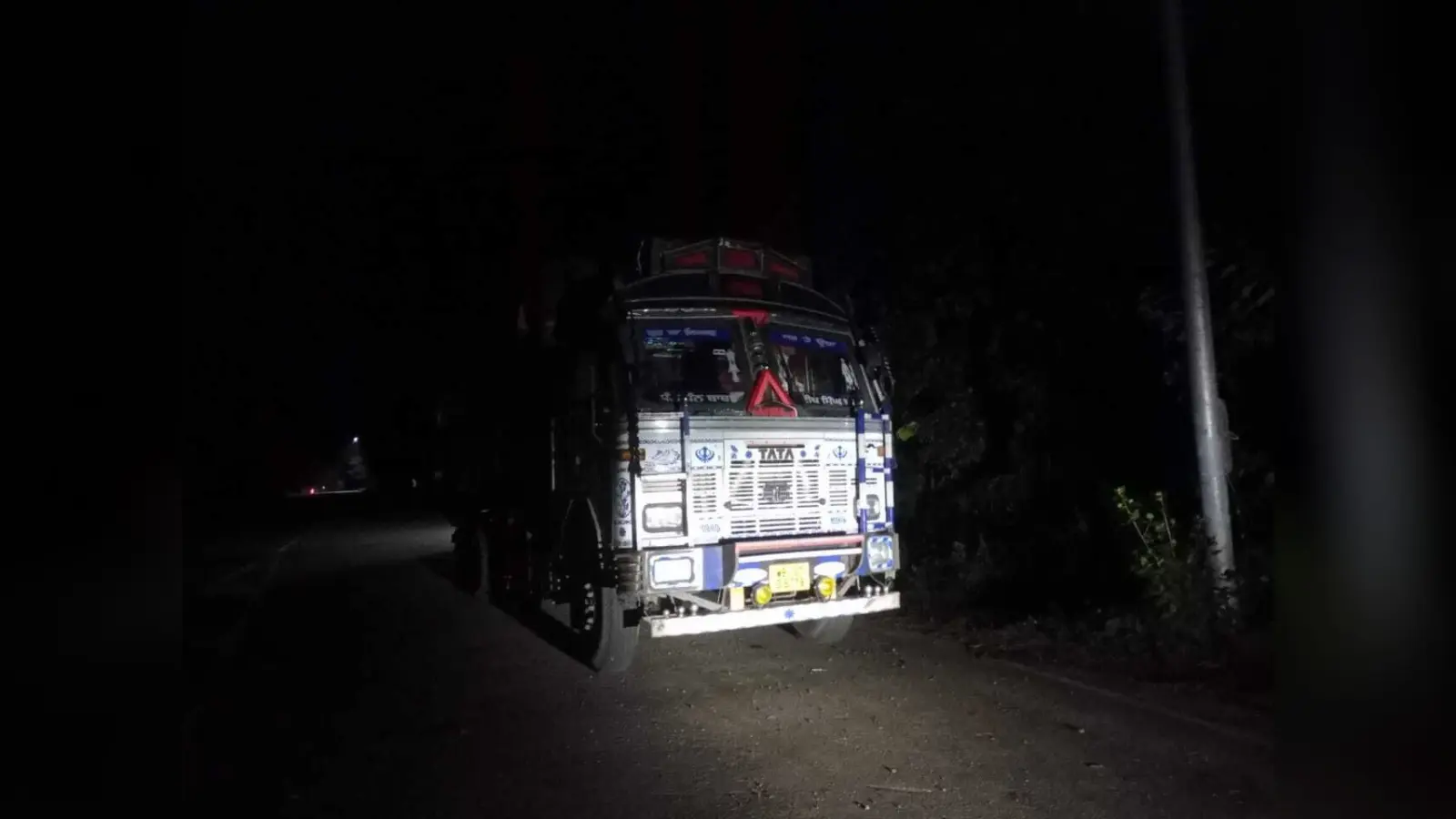 ट्रक की टक्कर से बाइक सवार गंभीर रूप से घायल