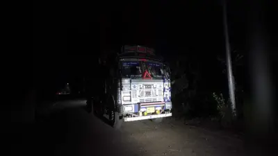 ट्रक की टक्कर से बाइक सवार गंभीर रूप से घायल