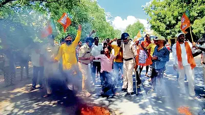 सड़क पर भाजपा ने फूंके टायर, लगायी न्याय की गुहार