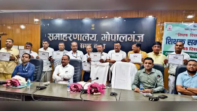 बेहतर प्रदर्शन करने वाले शिक्षकों को जिला प्रशासन ने किया सम्मानित