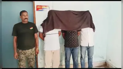 खाकी हुई बदनाम : दो सिपाही सहित एक सहयोगी गिरफ्तार