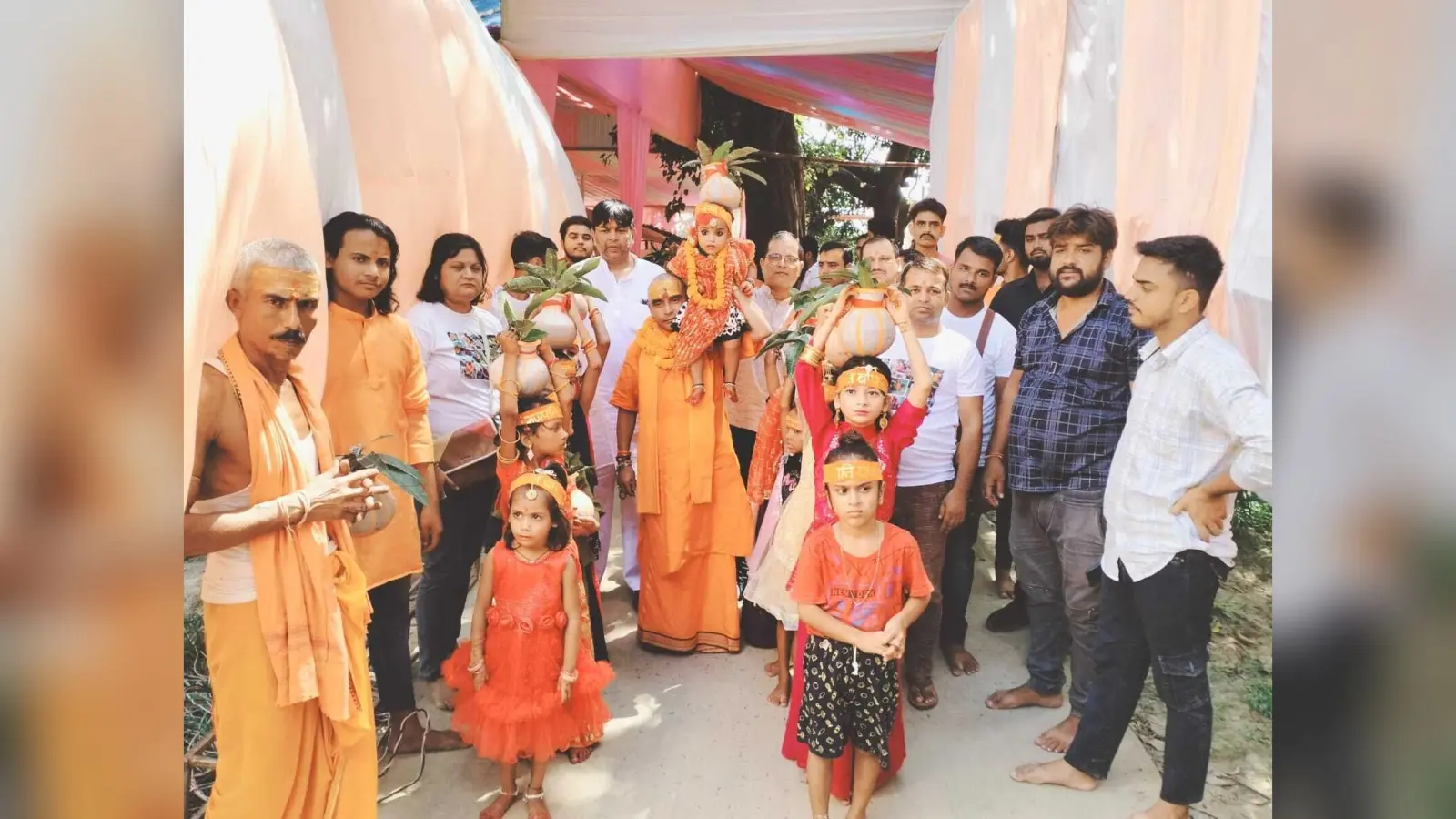 बाबा गणपति पूजा समिति के सदस्यों ने निकाली शोभायात्रा