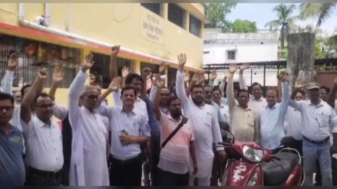 समर्सिबल मामले में आरोपित प्राधानाध्यापकों ने डीईओ को सौंपा ज्ञापन