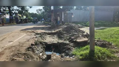 आधी-अधूरी सफाई कर खुला छोड़ दिया नाला, ढक्कन के छड़ से हो रही दुर्घटना