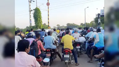 Motihari News : रेलवे फाटक बंद होने के कारण वाहन सवार हो रहे हलकान
