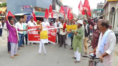 CPI burns PM”s effigy in protest against rising inflation and crime बढ़ती महंगाई व अपराध के विरोध में भाकपा ने पीएम का पुतला फूंका