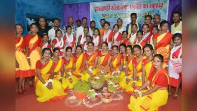 Dhanbad News:करम महोत्सव में गीत व नृत्य से युवतियों ने बांधा समां