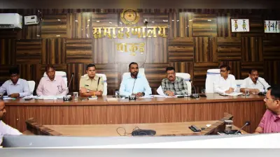 योग्य लाभुकों को अबुआ आवास, मंईयां पेंशन योजना का दें लाभ : डीसी