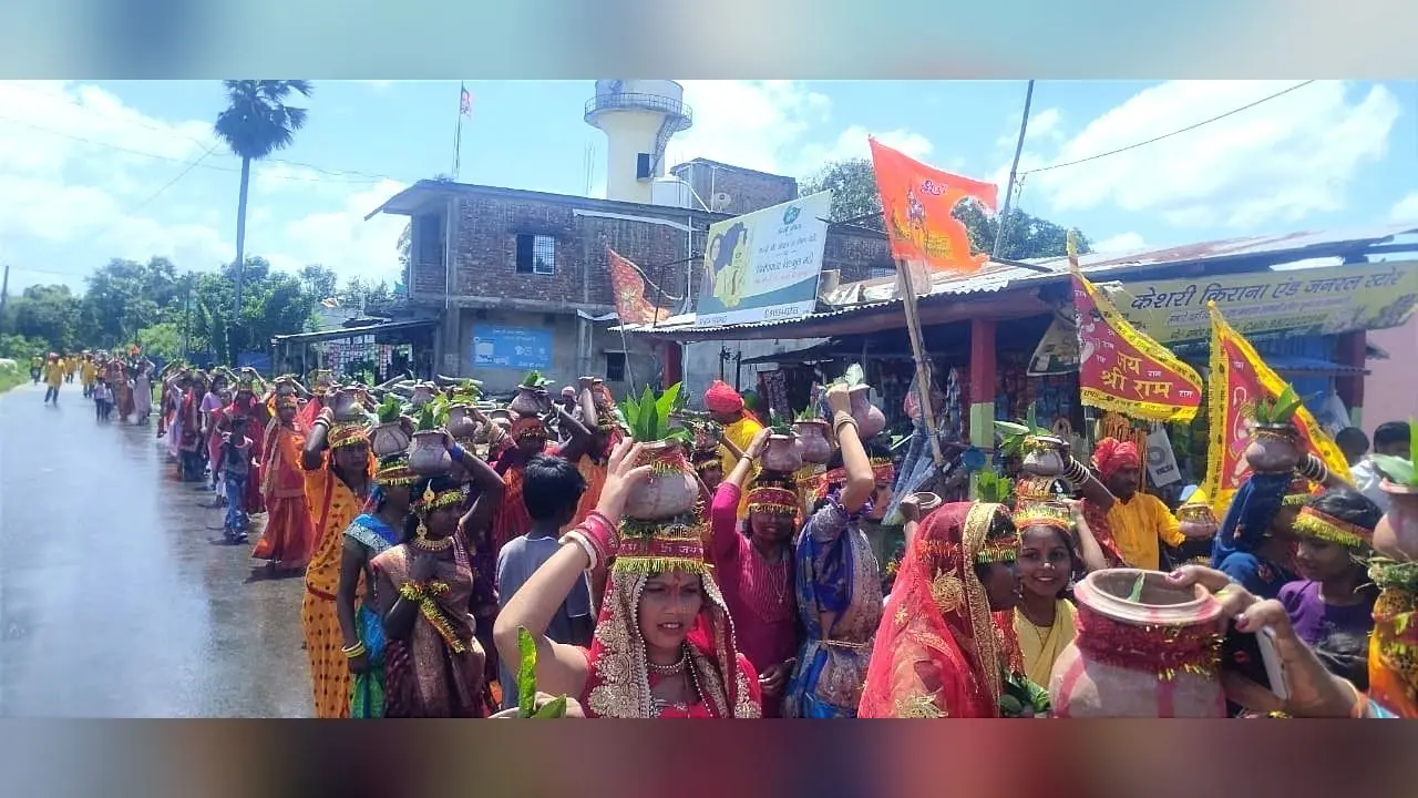 गणपति महोत्सव पर भागवत कथावाचन को निकाली कलशयात्रा
