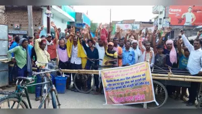 प्रवेश द्वार निर्माण कार्य रोकने के विरोध में ग्रामीणों ने किया सड़क जाम व प्रदर्शन