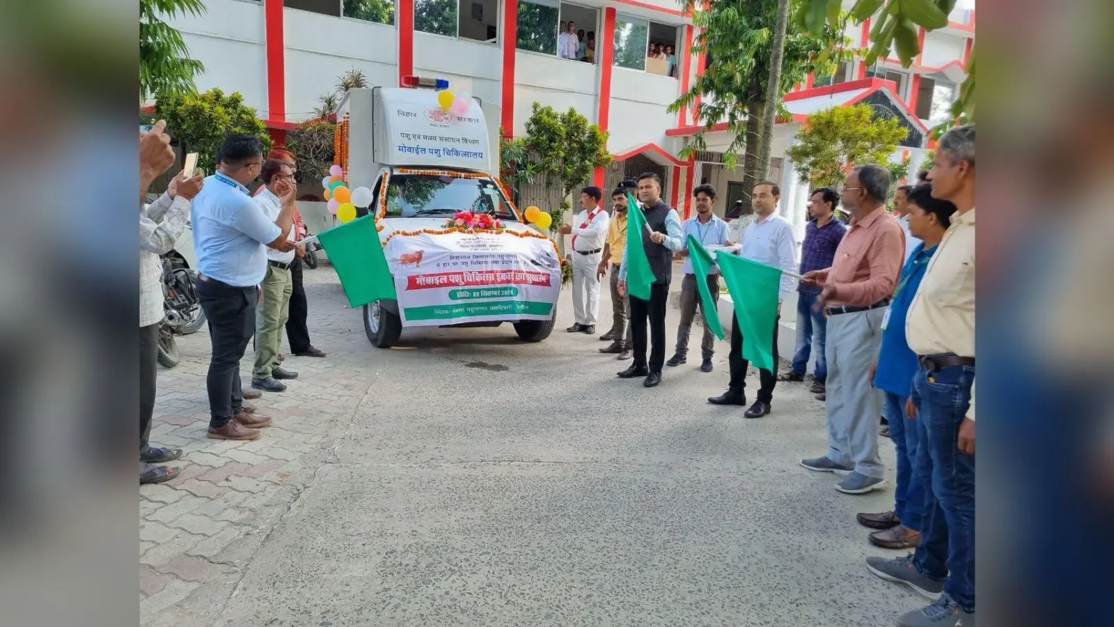 मोबाइल पशु चिकित्सा इकाइ को डीएम ने हरी झंडी दिखाकर किया रवाना