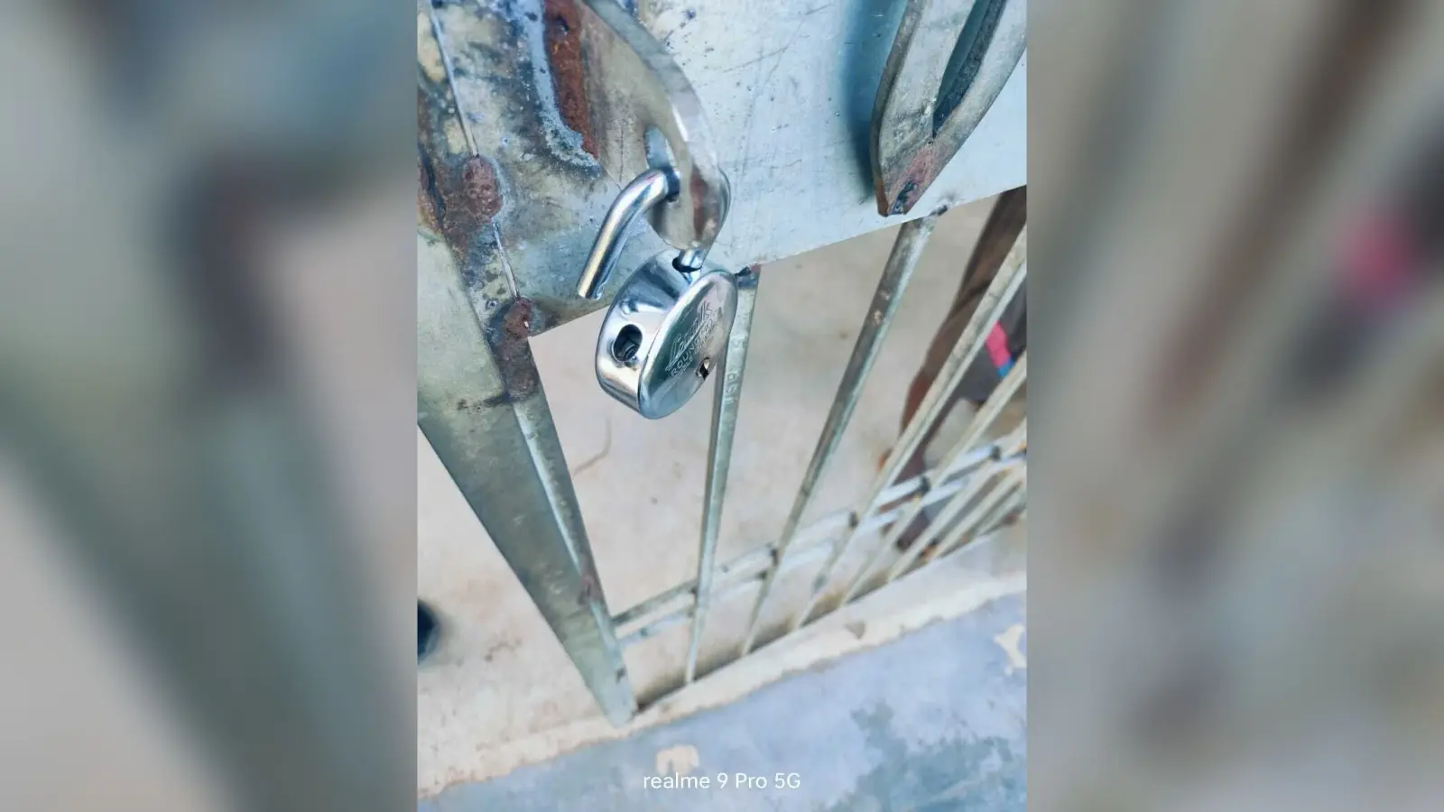 चोरों ने विद्यालय का ताला तोड़कर 7 बोरा चावल एवं स्टारटर चुराया