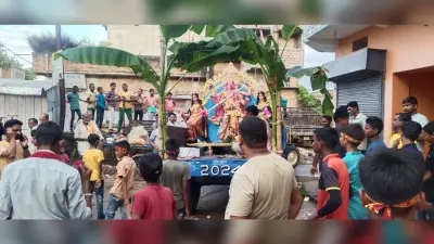 Girirdih News: शोभायात्रा निकाल प्रतिमा का किया गया विसर्जन