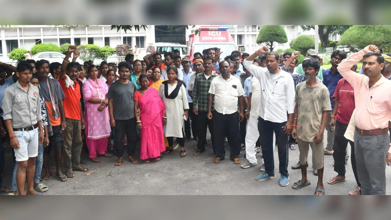 Bokaro news: बेमियादी हड़ताल पर गये बीजीएच के ठेका मजदूर, चरमरायी सफाई व्यवस्था
