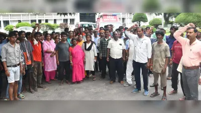 Bokaro news: बेमियादी हड़ताल पर गये बीजीएच के ठेका मजदूर, चरमरायी सफाई व्यवस्था